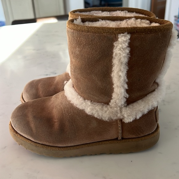 Kids UGG’s SZ 2 - Picture 3 of 9
